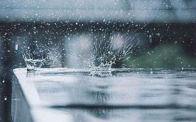 科學家研發(fā)“雨滴發(fā)電機” 一滴雨能點亮百只LED小燈泡