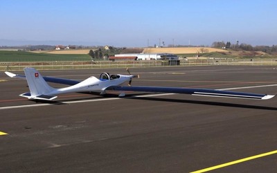 太陽能飛機首次試飛成功 能夠在天上連續(xù)飛一整年